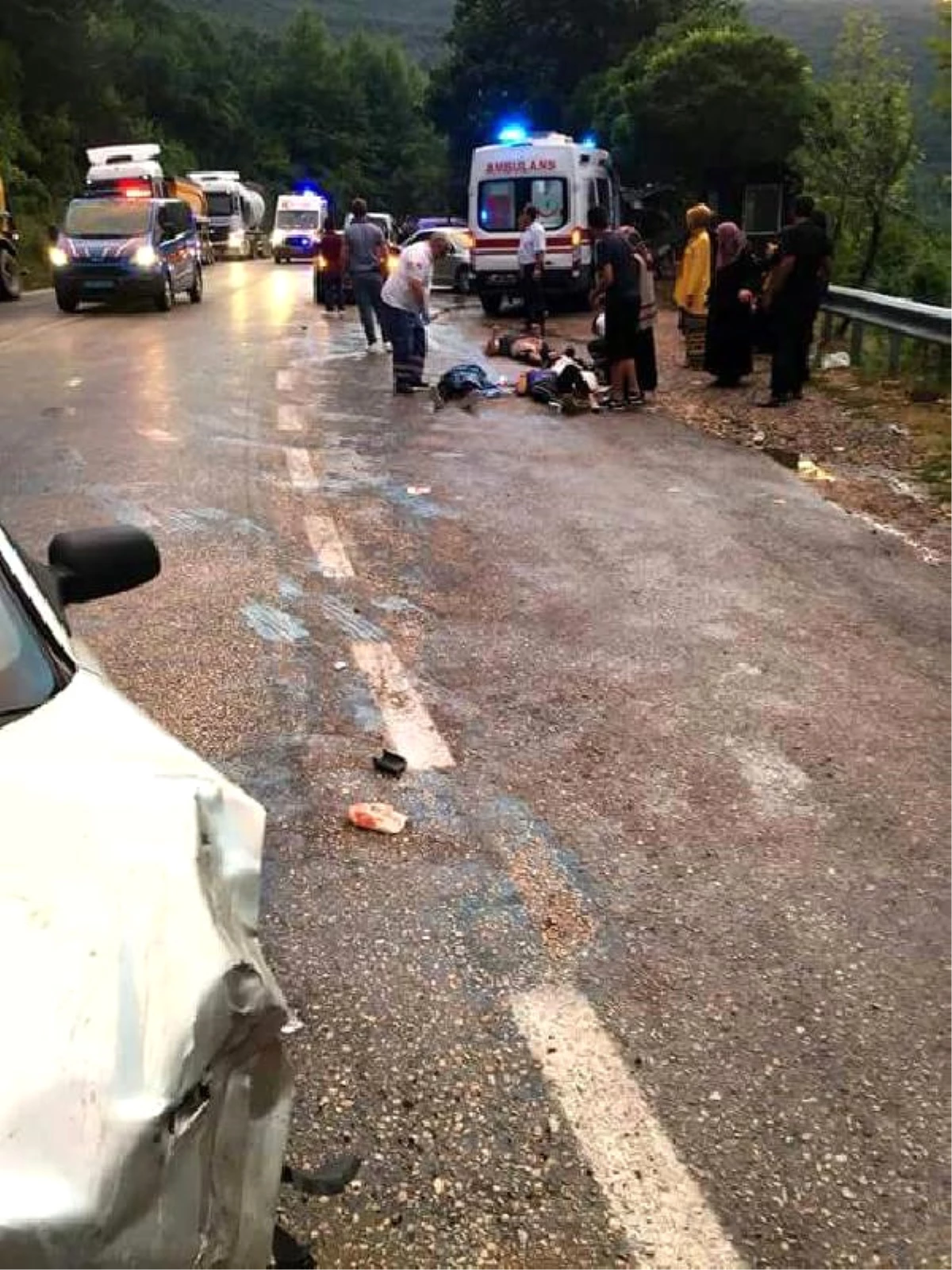 Bursa\'da Tır ile Otomobil Çarpıştı: 5 Yaralı
