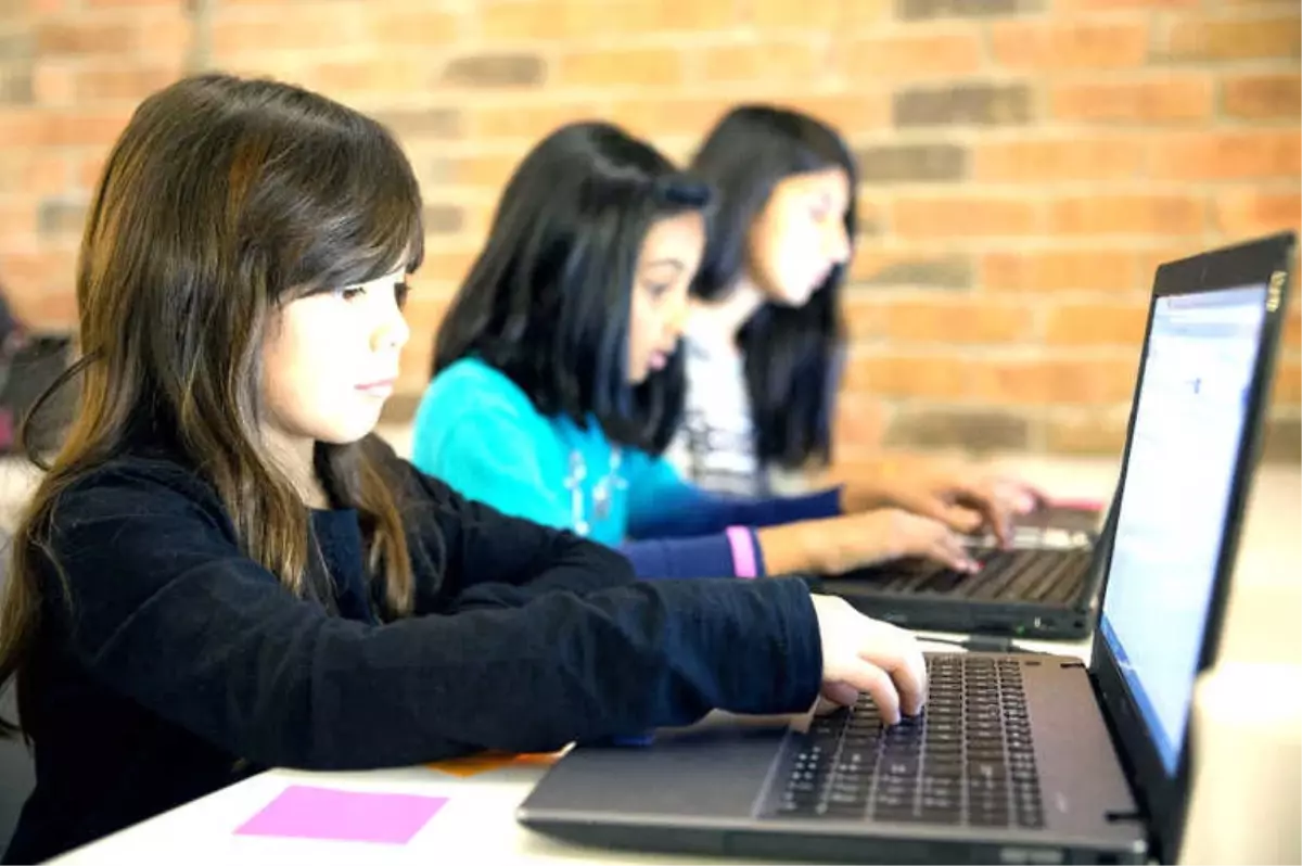 Çocuklarda Duruş Bozukluklarına Dikkat