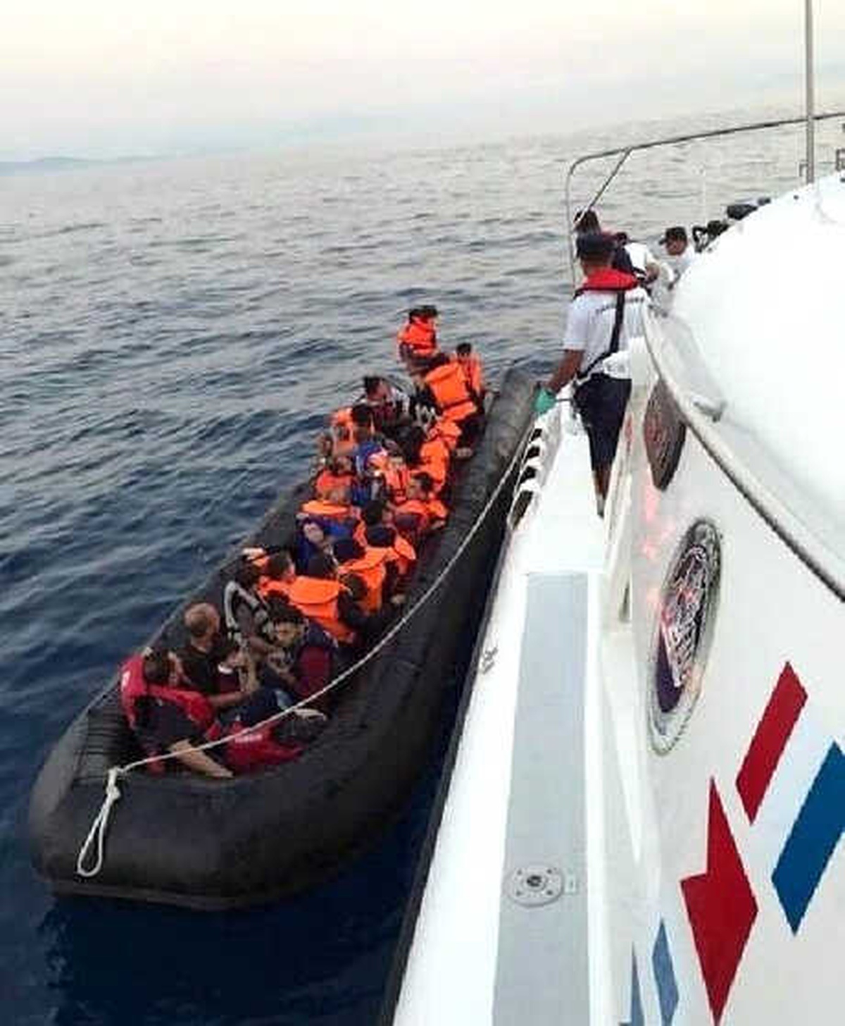 Didim ve Kuşadası\'nda Lastik Botta 55 Kaçak Yakalandı