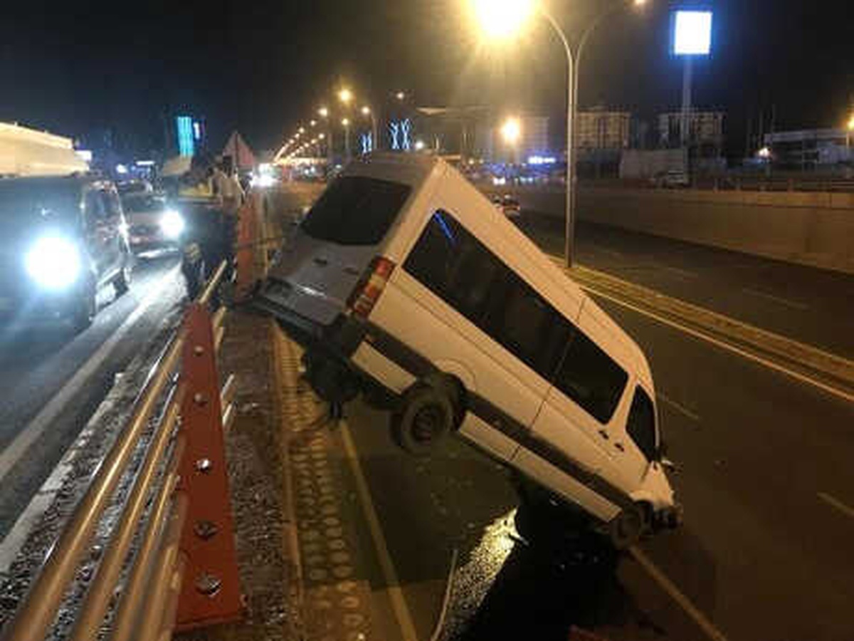 El Freni Çekilmeyen Minibüs, Alt Geçide Düştü