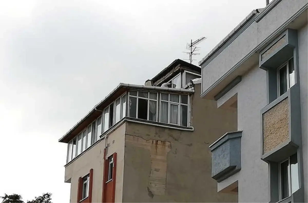 Elleri Bağlı Bulunan Ceset, İncelenmek Üzere Adli Tıp\'a Götürüldü