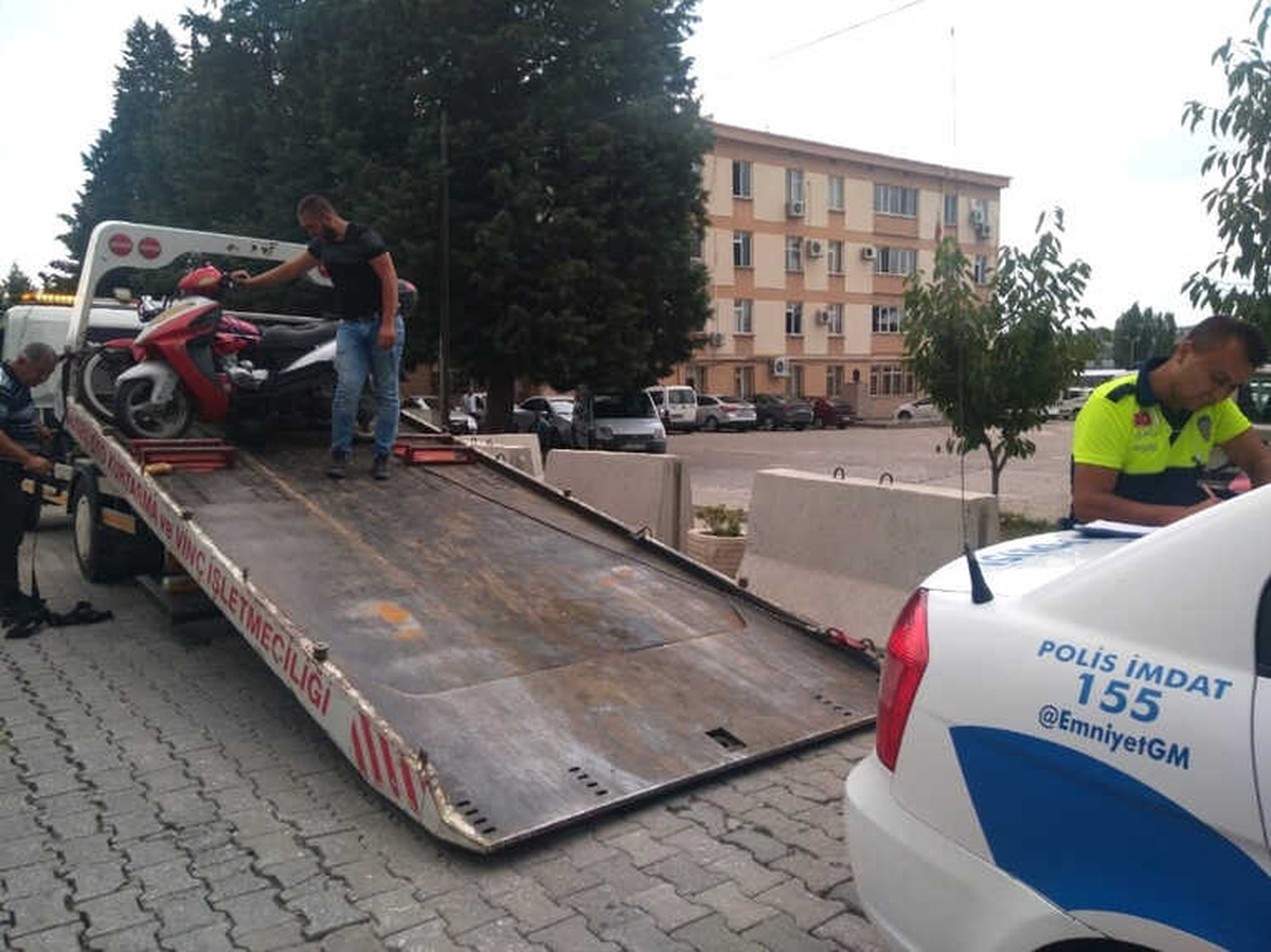 Gediz\'de Plakasız ve Eksik Evraklı Motosikletler Toplandı