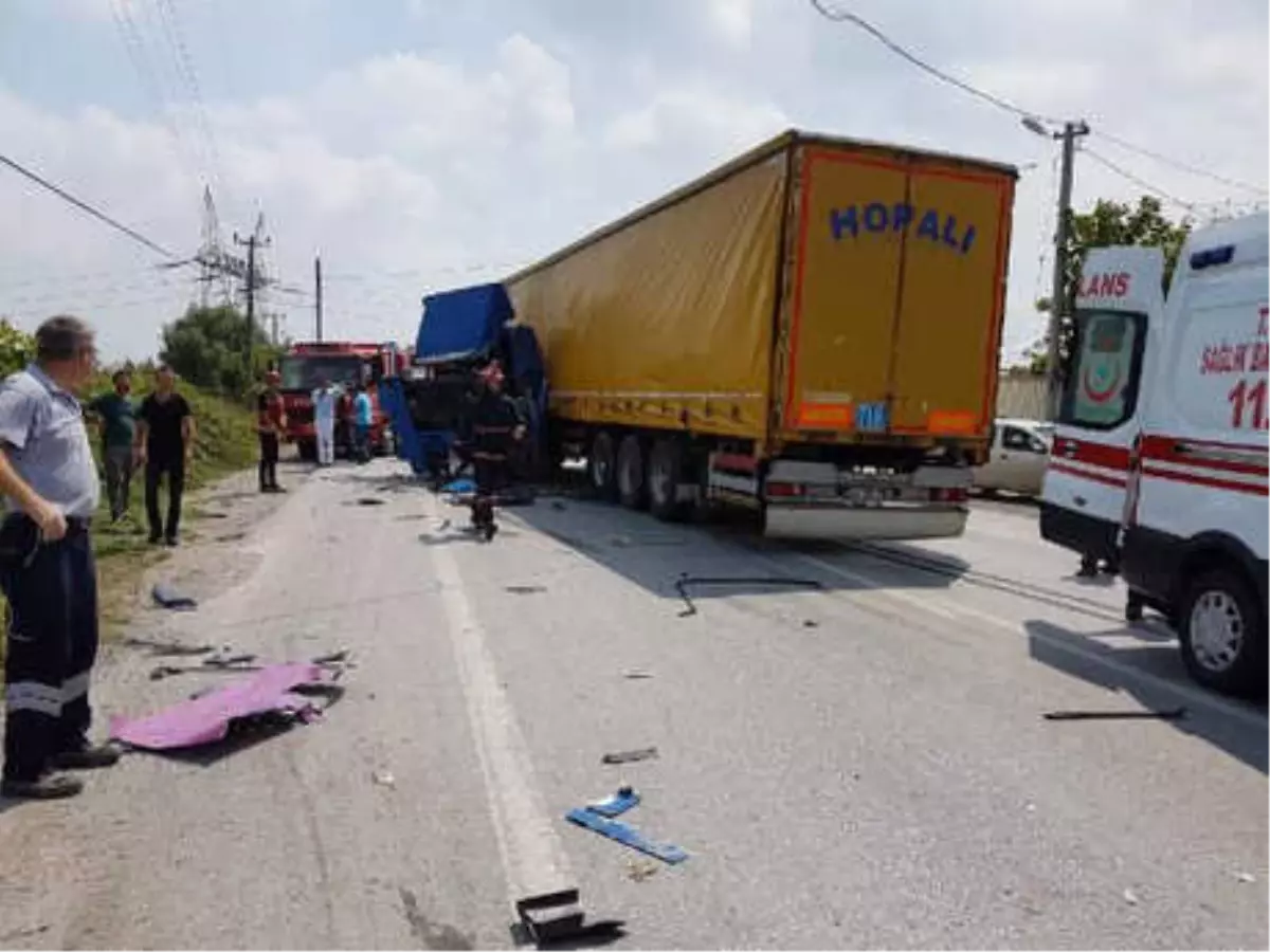 Halk Otobüsü Tır\'a Çarptı : 1 Ölü, Çok Sayıda Yaralı Var (1)