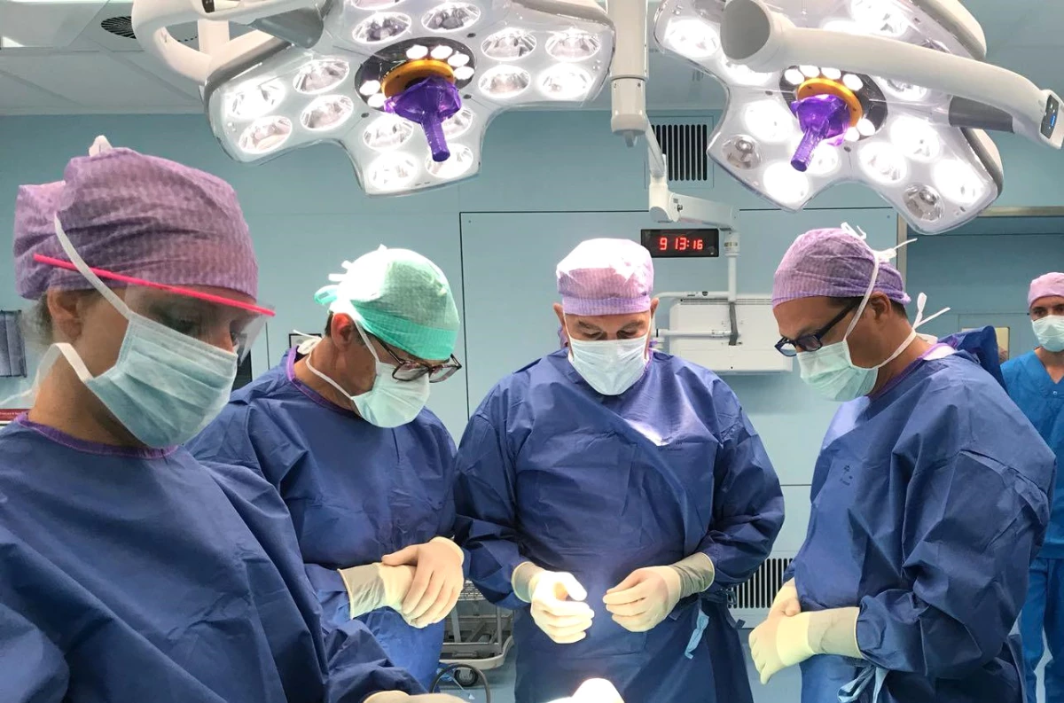 Hollanda\'nın İlk İzsiz Troid Ameliyatına Egeli Gözetmen