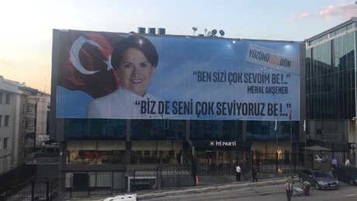 İyi Parti Genel Merkezi\'nden, Akşener\'e \'Afişli Çağrı\'