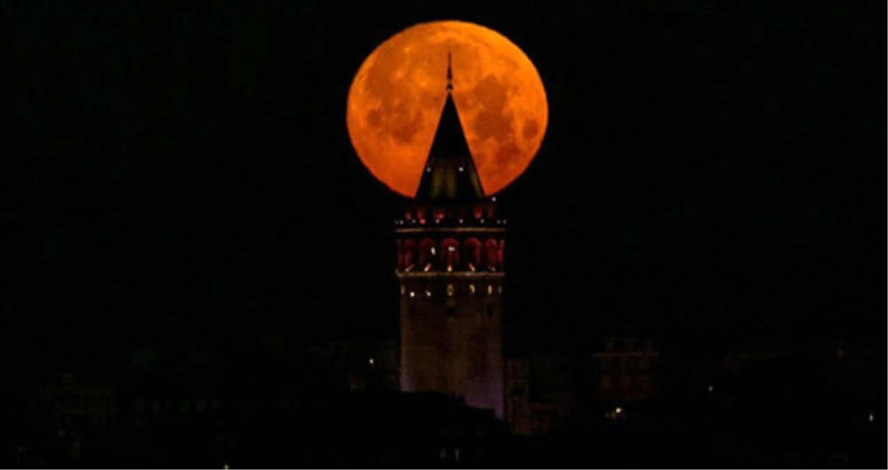 21. Yüzyılın En Uzun Kanlı Ay Tutulması Başladı