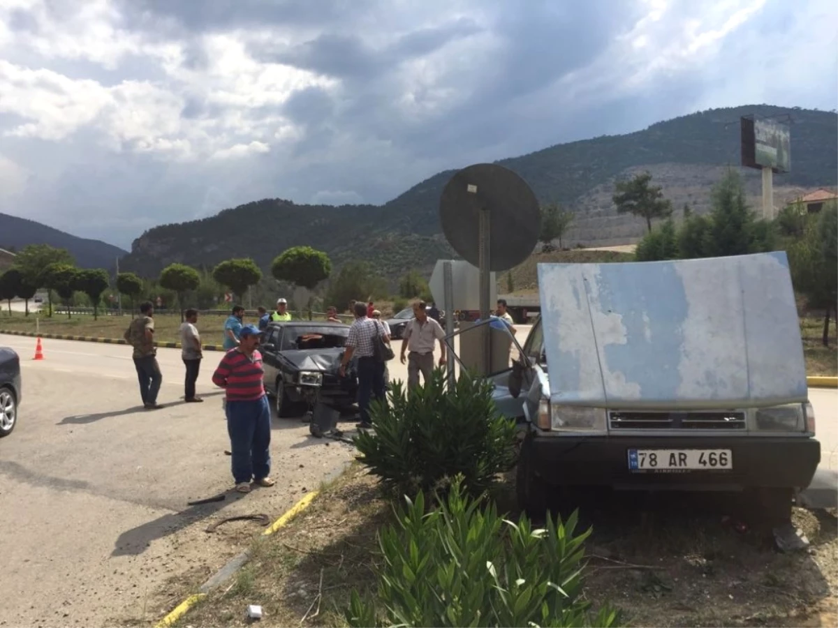 Karabük\'te İki Otomobil Çarpıştı: 2 Yaralı
