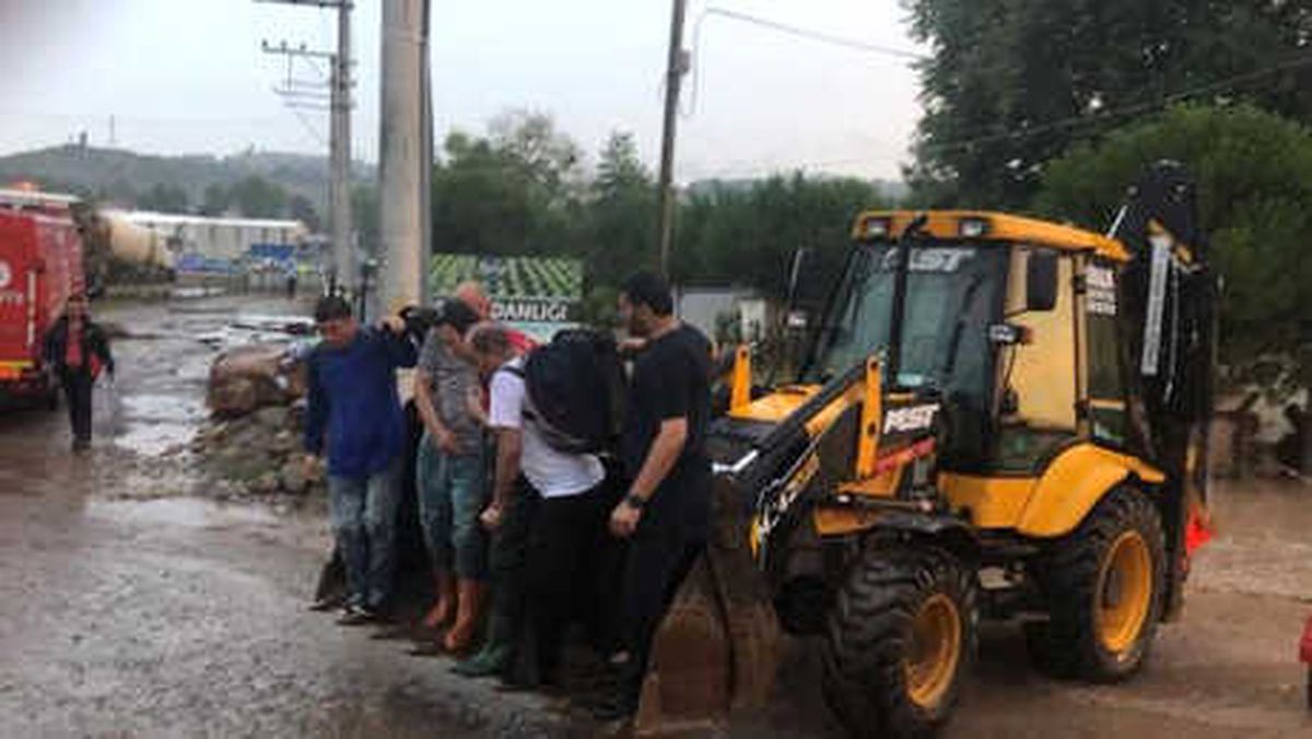 Kocaeli\'yi Sağanak Vurdu, 9 Kişi Mahsur Kaldı (2)