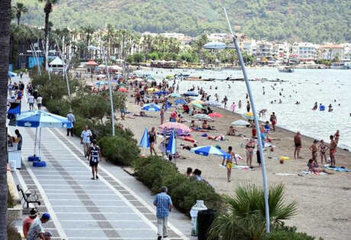 Marmaris\'te Sahiller Gece de Gündüz de Dolu
