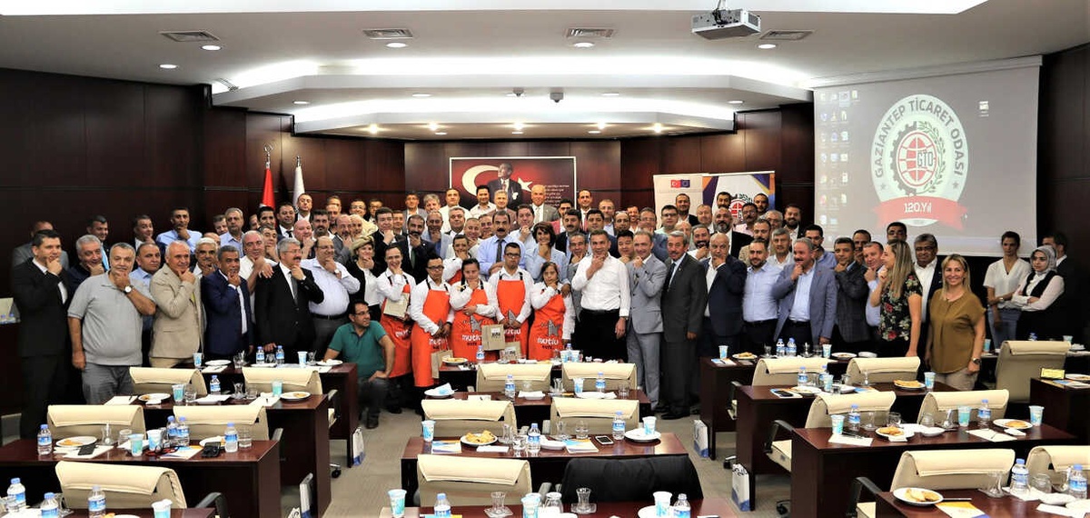 Mutlu Kafe Çalışanları, Ticaret Odası Meclis Toplantısına Renk Kattı