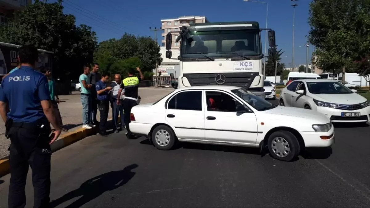 Otomobil ile Beton Mikseri Çarpıştı