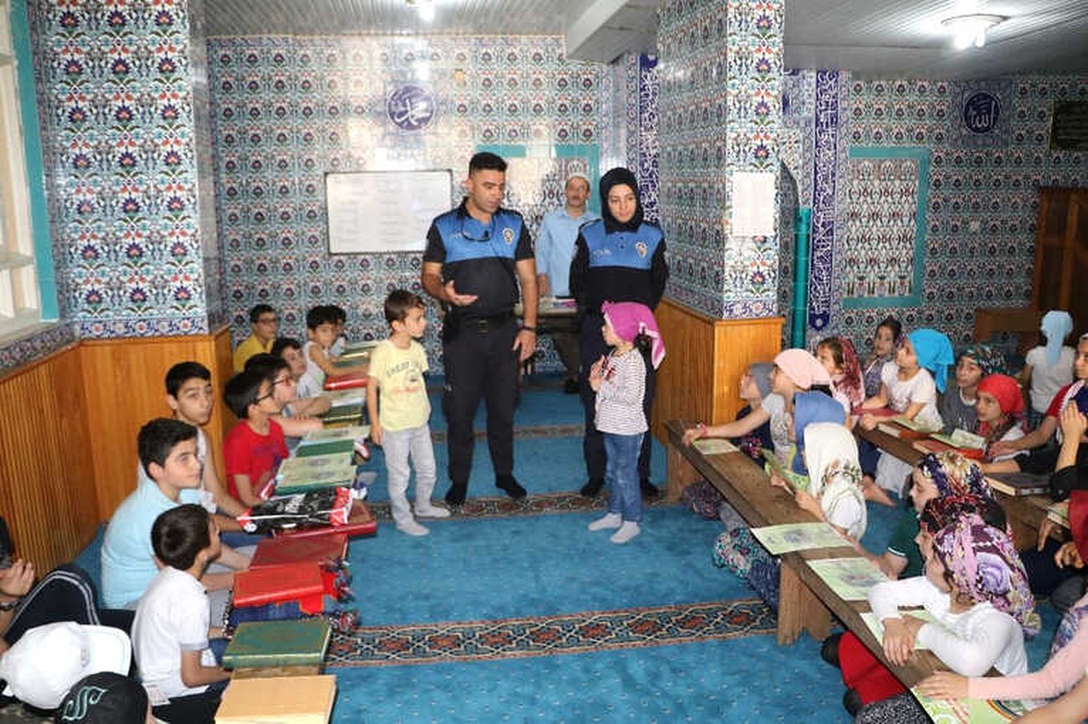 Polisten Ailelere Çağrı: \'Çocuklarınızı Polis ile Korkutmayın\'