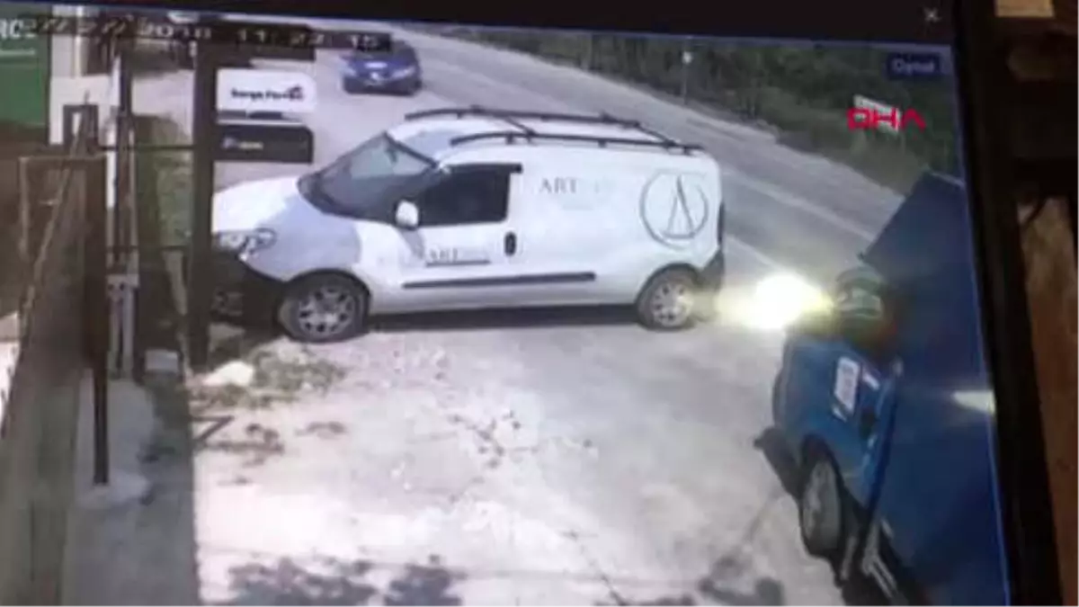 Sakarya Halk Otobüsü, Tır ve Otomobil Çarpıştı 1 Ölü, 21 Yaralı