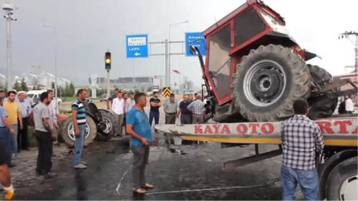 Suluova\'da Trafik Kazası: 2 Yaralı