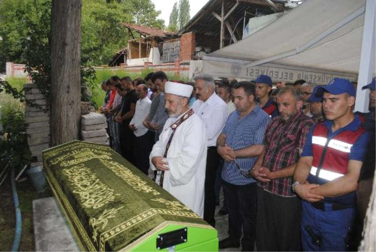 Yağmur Suyunu Temizlerken Akıma Kapılıp Ölen Adam Toprağa Verildi