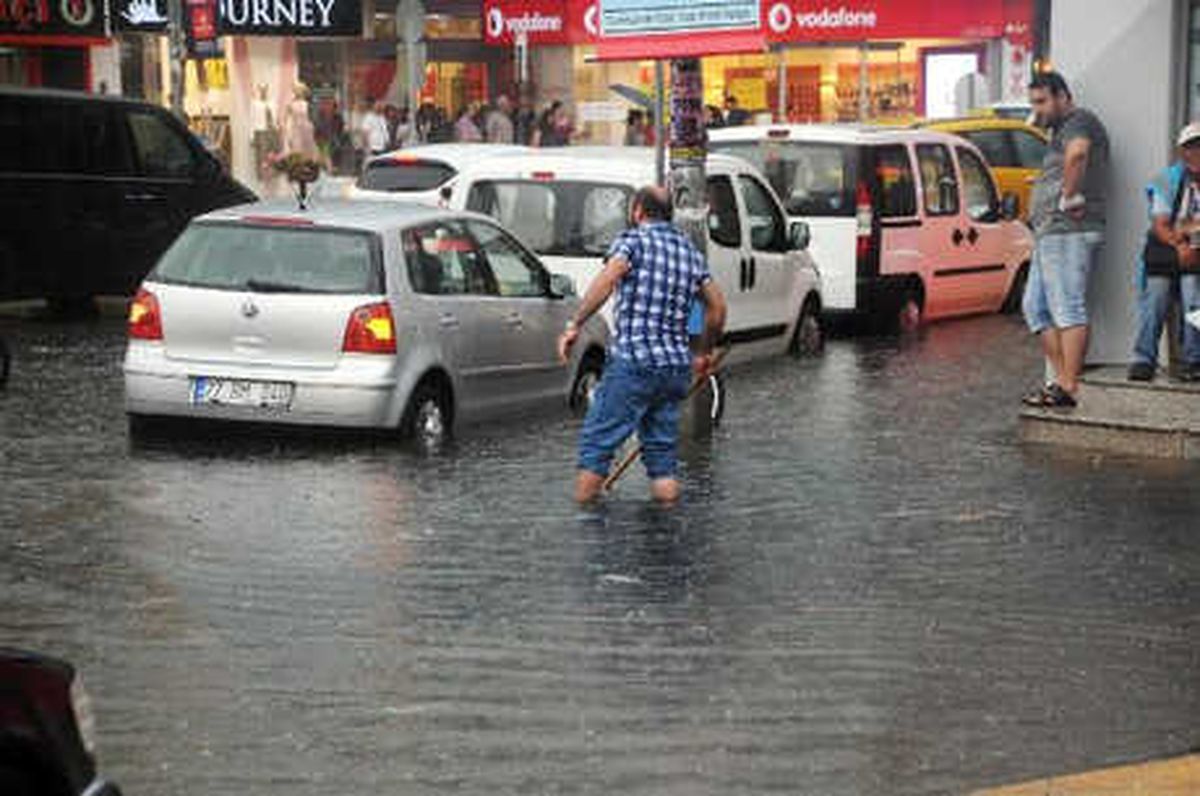 Yalova\'da Sağanakta Cadde ve Sokaklar Suyla Kaplandı