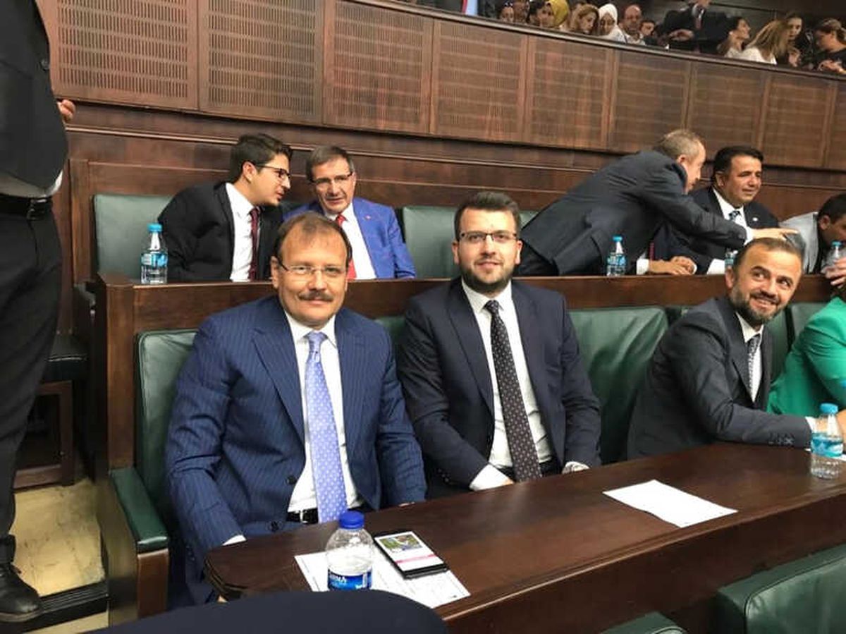 AK Parti Bursa İl Gençlik Kolları, TBMM\'de Partilerinin Grup Toplantısını İzledi