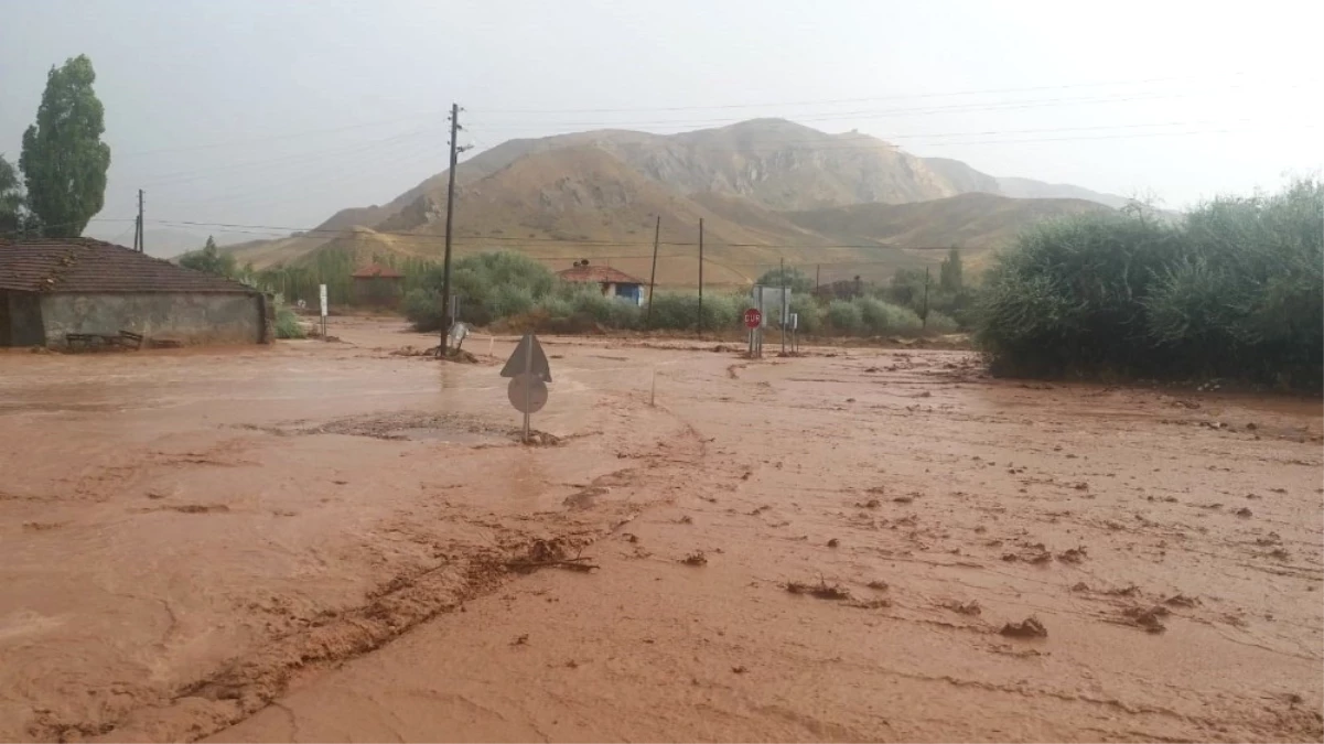 Çorum\'daki Aşırı Yağışlar Ulaşımı Adeta Felç Etti
