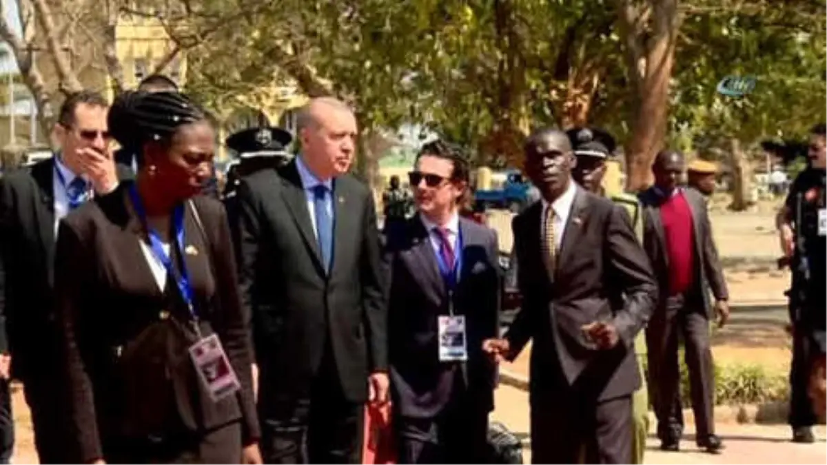 Cumhurbaşkanı Erdoğan, Cumhurbaşkanlığı Kabristanı\'nı Ziyaret Etti