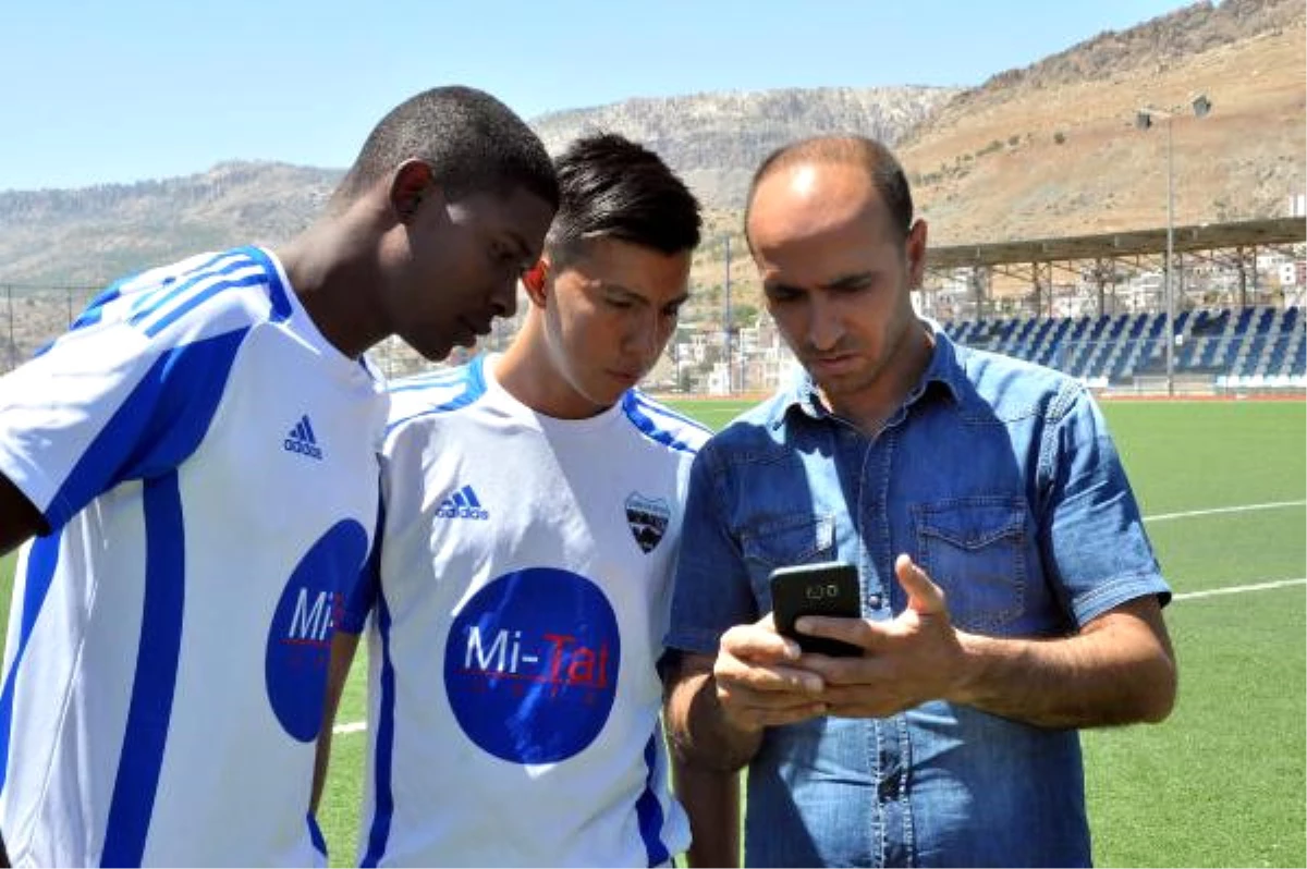 Diyarbakır\'a Gelen Kolombiyalı Futbolcular, Çeviri Programıyla Anlaşıyor