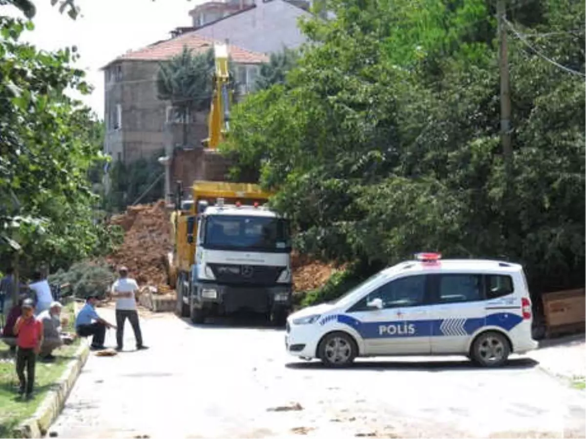 Duvarı Çöken Okulda Enkaz Kaldırma Çalışmaları Başladı