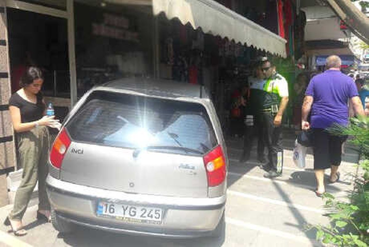 Erdek\'te Otomobil Börekçiye Girdi