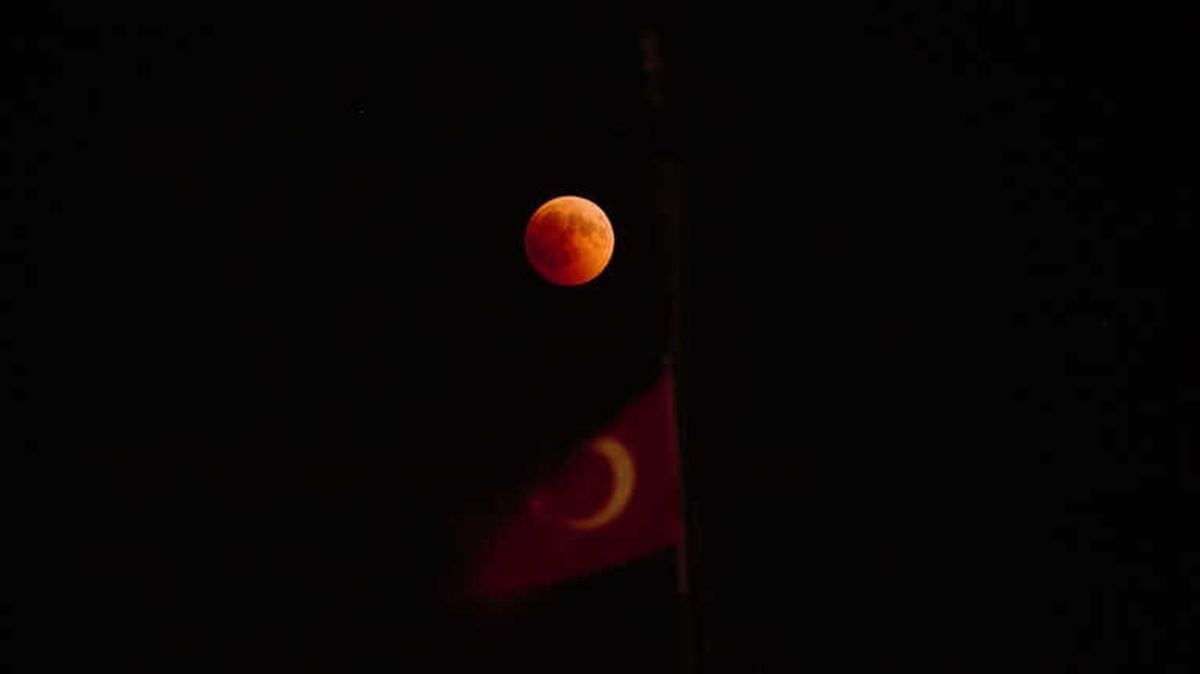 Eskişehir\'den \'Kanlı Ay\' Tutulması Manzaraları