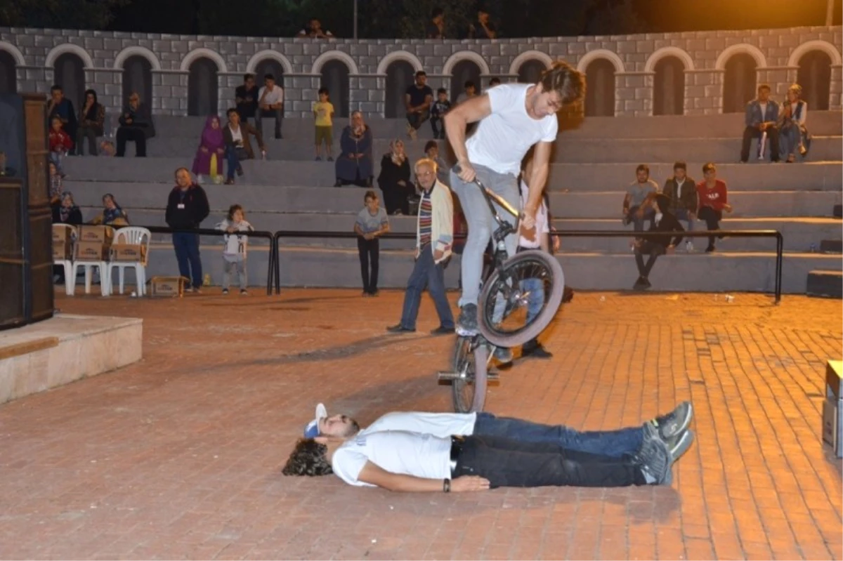 Gediz Tarhana Festivalinde Bisiklet Show ve Halk Konseri