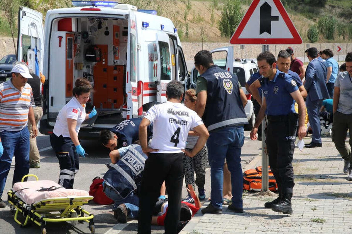 Güncelleme - Çankırı\'da Hafif Ticari Araç Polislere Çarptı