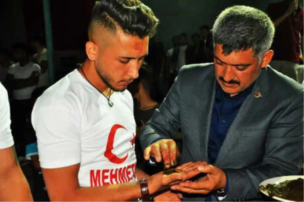 Kayseri\'de Asker Adaylarının Ellerine Kına Yakıldı
