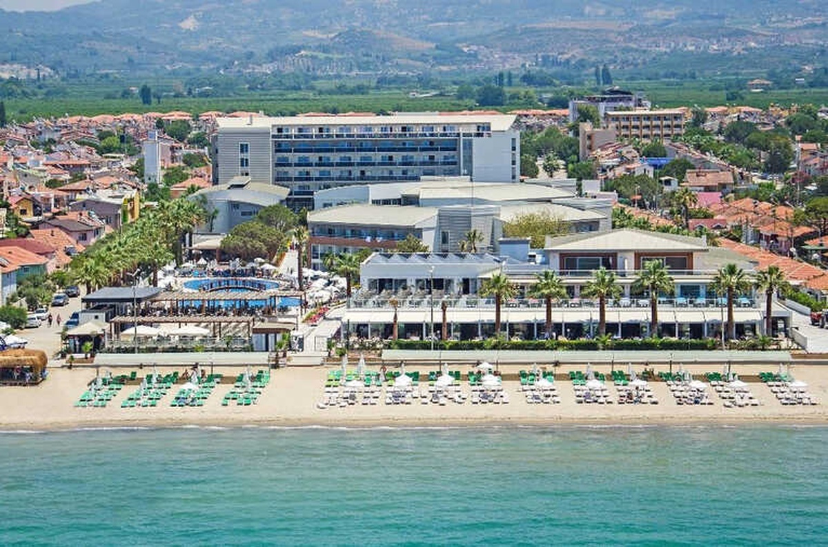Kuşadası\'nda 5 Yıldızlı Otelde Çıkan Yangın Kontrol Altına Alındı