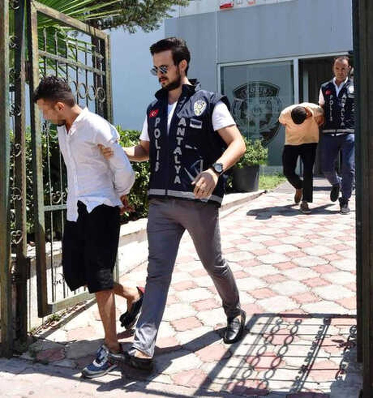 Paket Servis Elemanı Gibi Davranıp, Kadını Gasp Ettiler