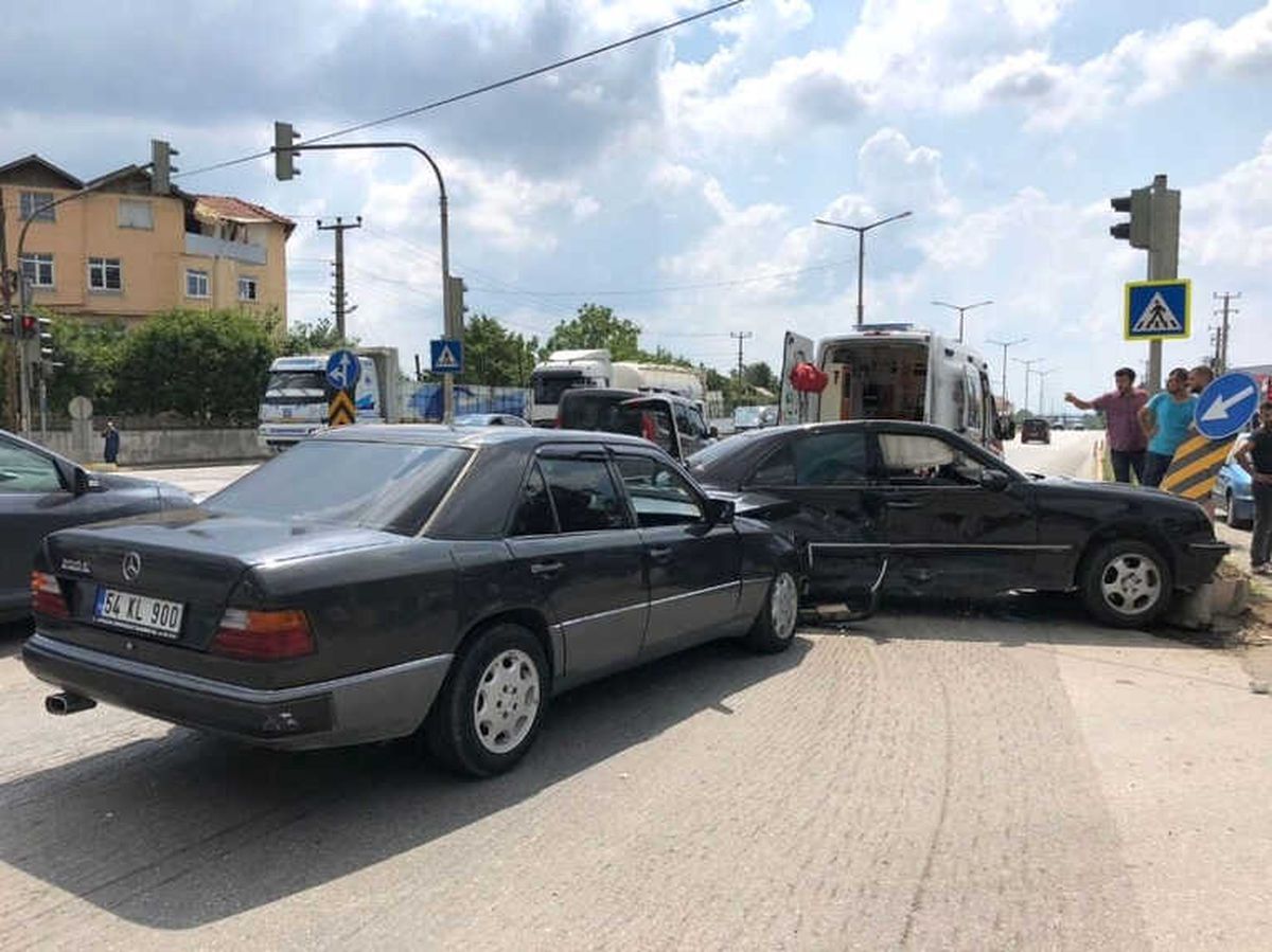 Sakarya\'da Trafik Kazası: 5 Yaralı