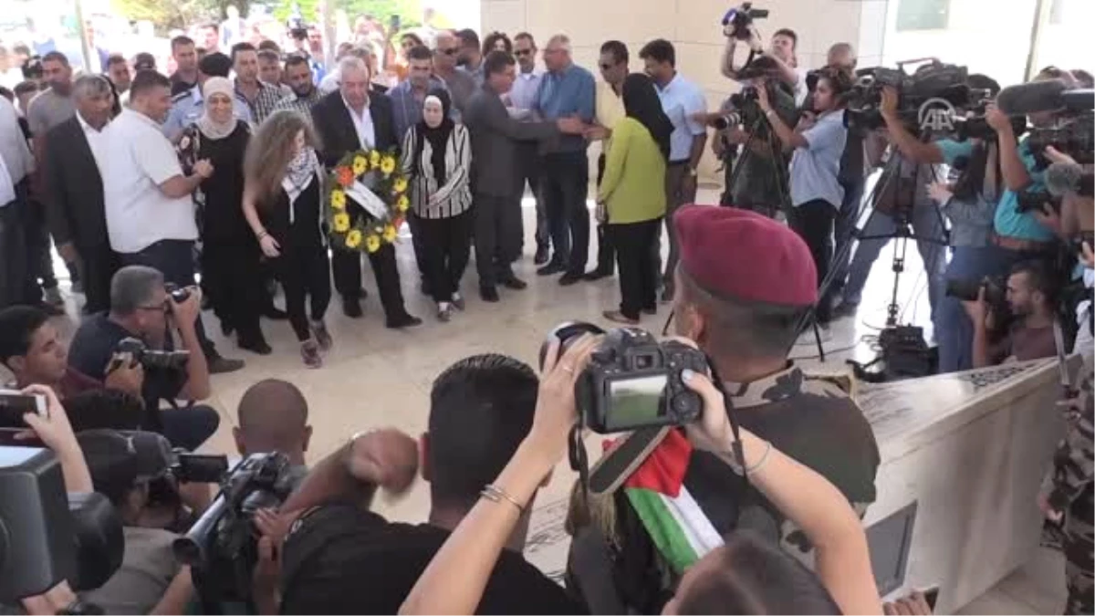 Ahed Et-Temimi ve Annesi, Yaser Arafat\'ın Mezarına Çelenk Bıraktı