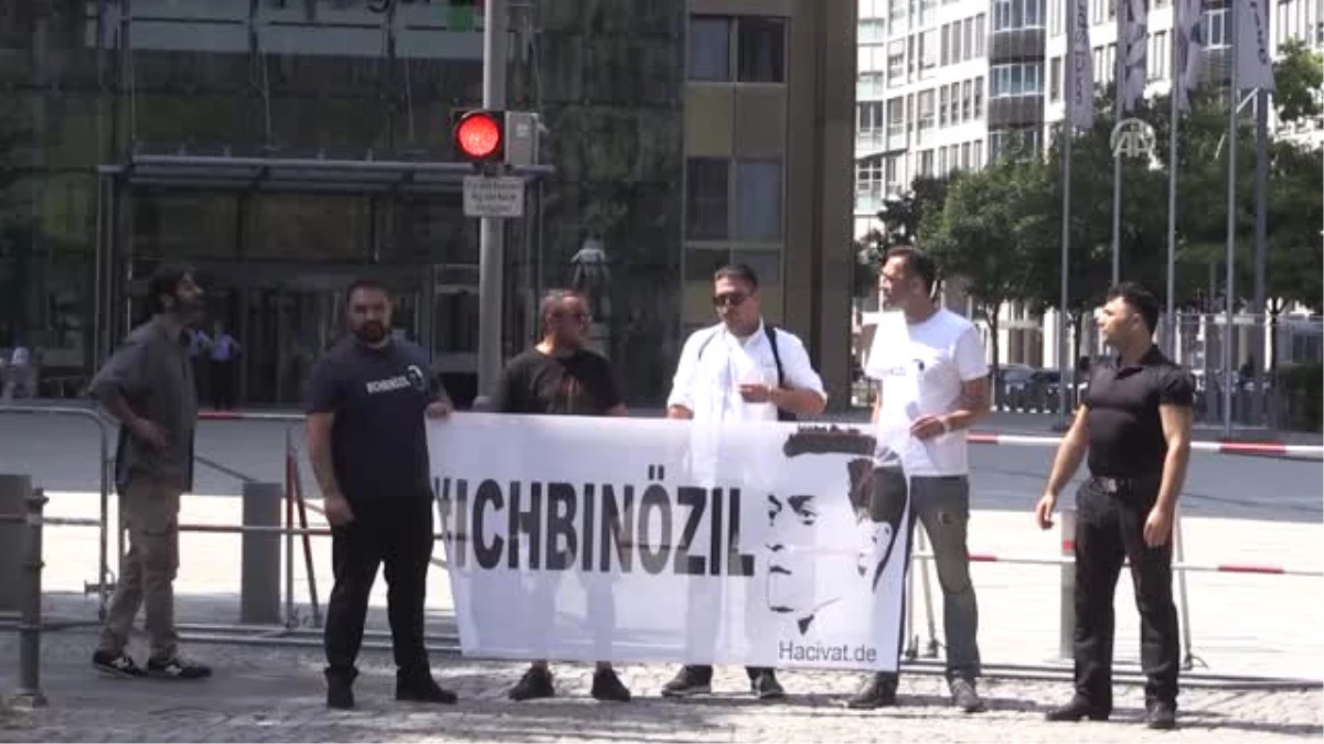 Almanya\'da "Ben Özil\'im" Gösterisi - Berlin