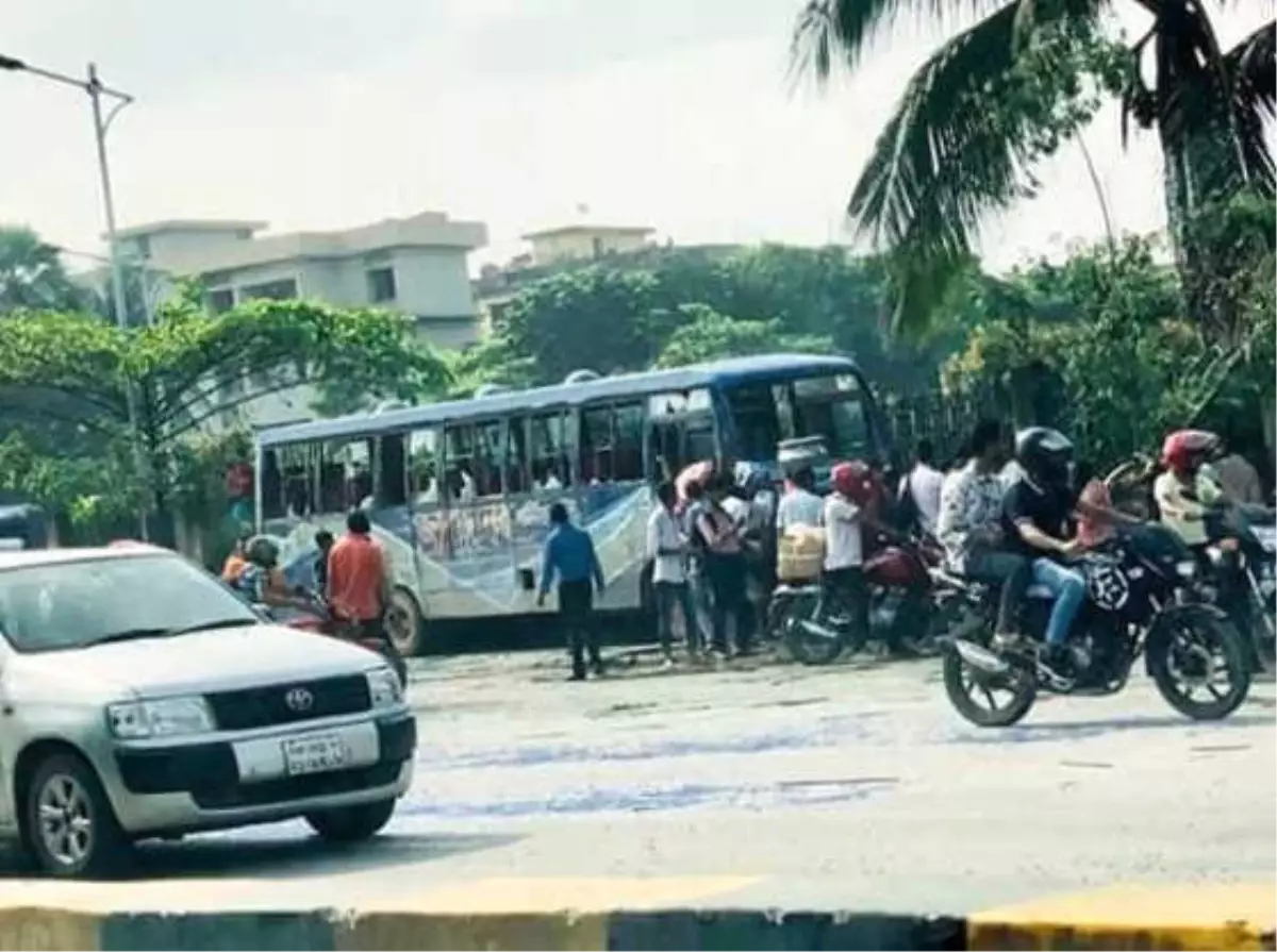 Dakka\'da Yarış Yapan Otobüs Öğrencilerin Arasına Daldı: 6 Ölü