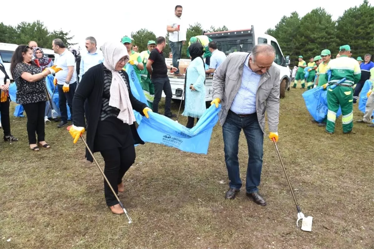 Doğa Dostu Belediye Başkanı, Vatandaşlarla Birlikte Çöp Topladı