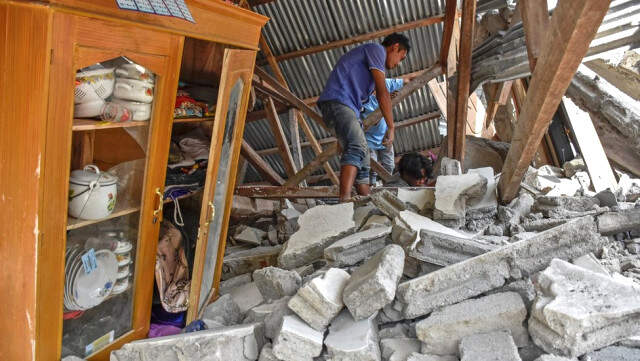 Endonezya'da 6,4 Büyüklüğünde Deprem: 10 Ölü, 40 Yaralı!