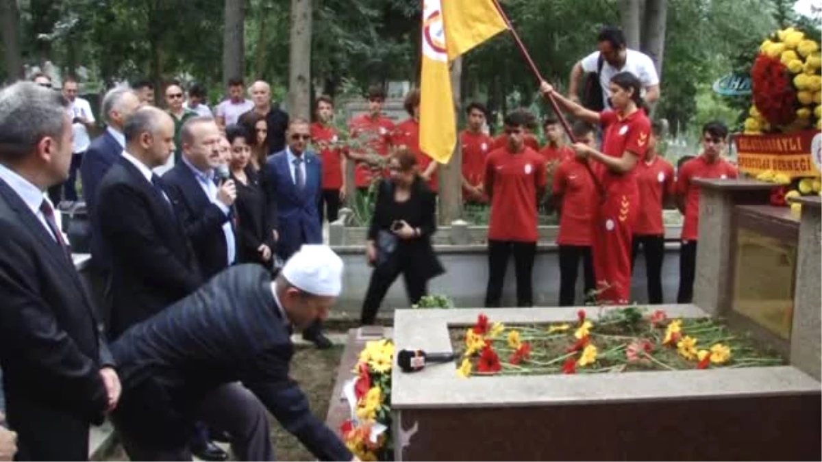 Galatasaray\'da Ali Sami Yen Mezarı Başında Anıldı
