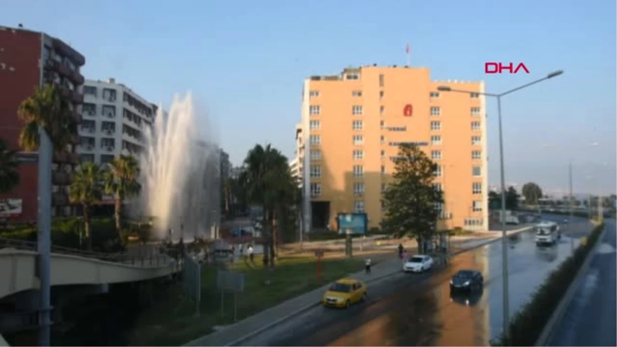 İzmir Patlayan Su Borusu 3 İşyerine Zarar Verdi