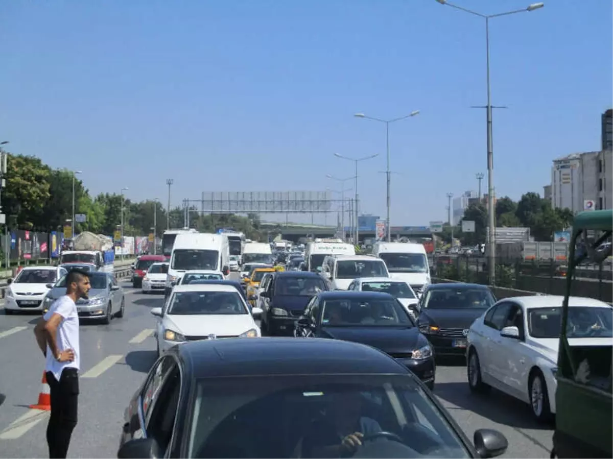 Kadıköy\'de Trafiği Felç Eden Kaza