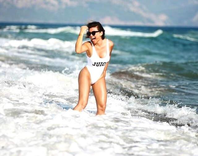 Kızı ve Eşi Cesur Paylaşımlar Yapan Hamdi Alkan, Eleştirilere Patladı: Kızımın ve Eşimin Saçlarını mı Yolayım