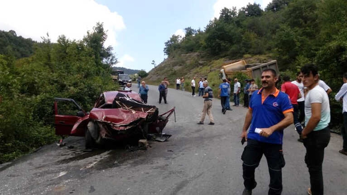 Otomobil Hafriyat Kamyonu ile Çarpıştı: 4 Yaralı