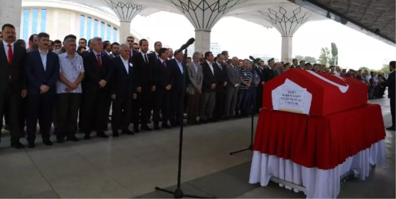 Otomobilin Çarpması Sonucu Şehit Olan Polis, Son Yolculuğuna Uğurlandı (Tekrar)