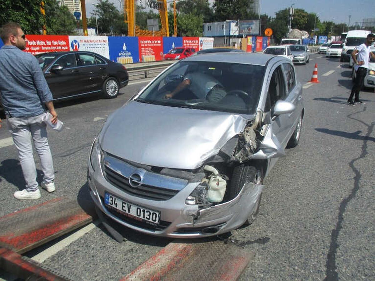 Kadıköy\'deki Zincirleme Kazada Trafik Felç Oldu