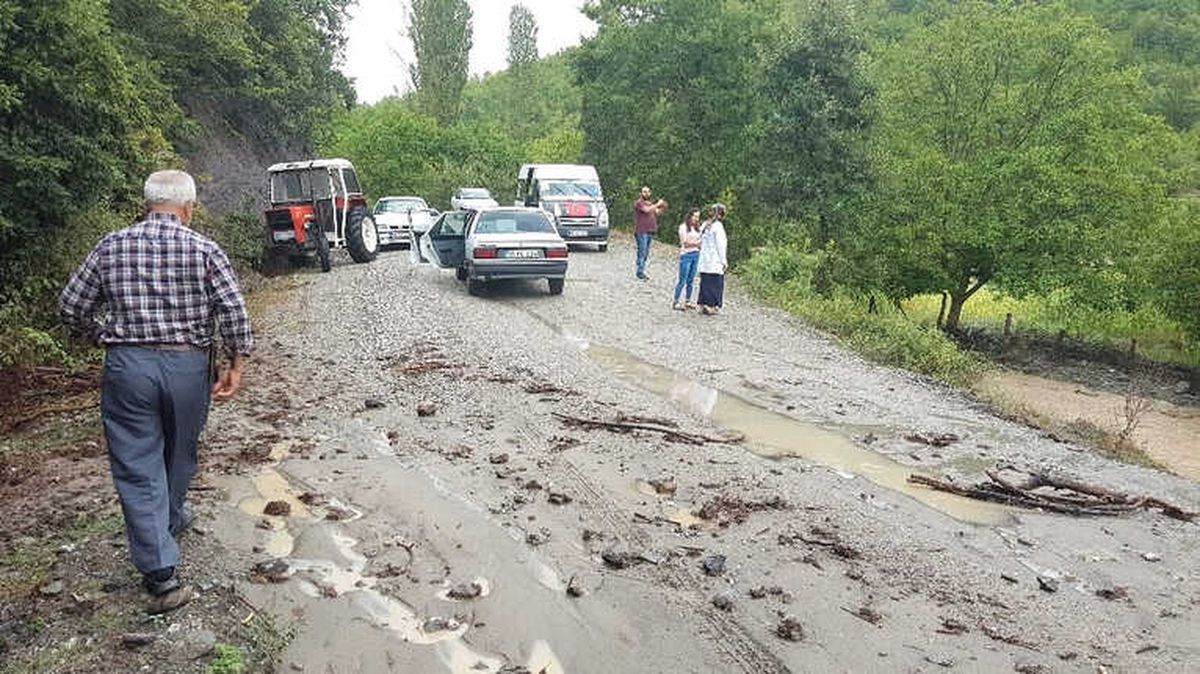 Samsun\'da Sağanak Yağış Yol Kapattı