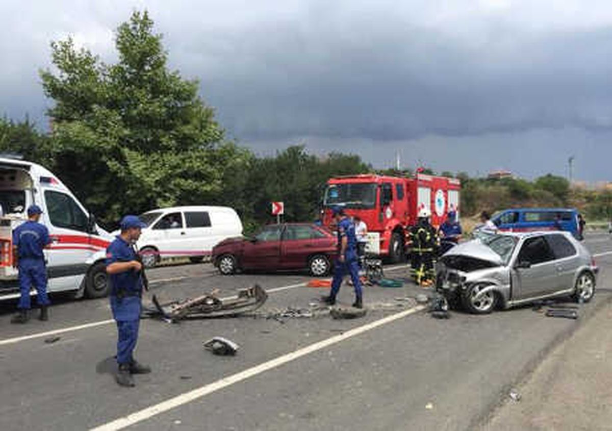 Tekirdağ\'da İki Otomobil Çarpıştı: 1 Ölü, 4 Yaralı