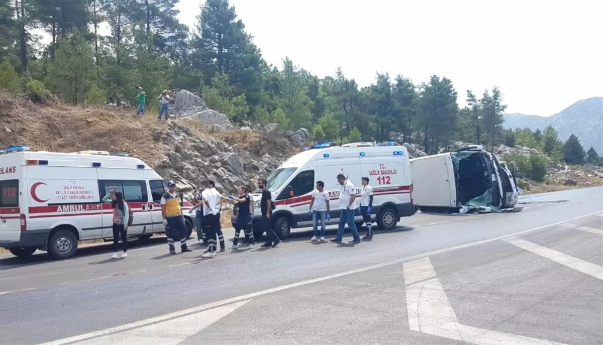 Tur Otobüsü Otomobil ile Çarpıştı: 2 Ölü, 31\'i Çinli 33 Yaralı