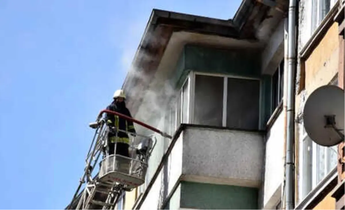 2 Çocuk, Evlerinde Çıkan Yangına Müdahaleyi Simit Yiyerek İzledi