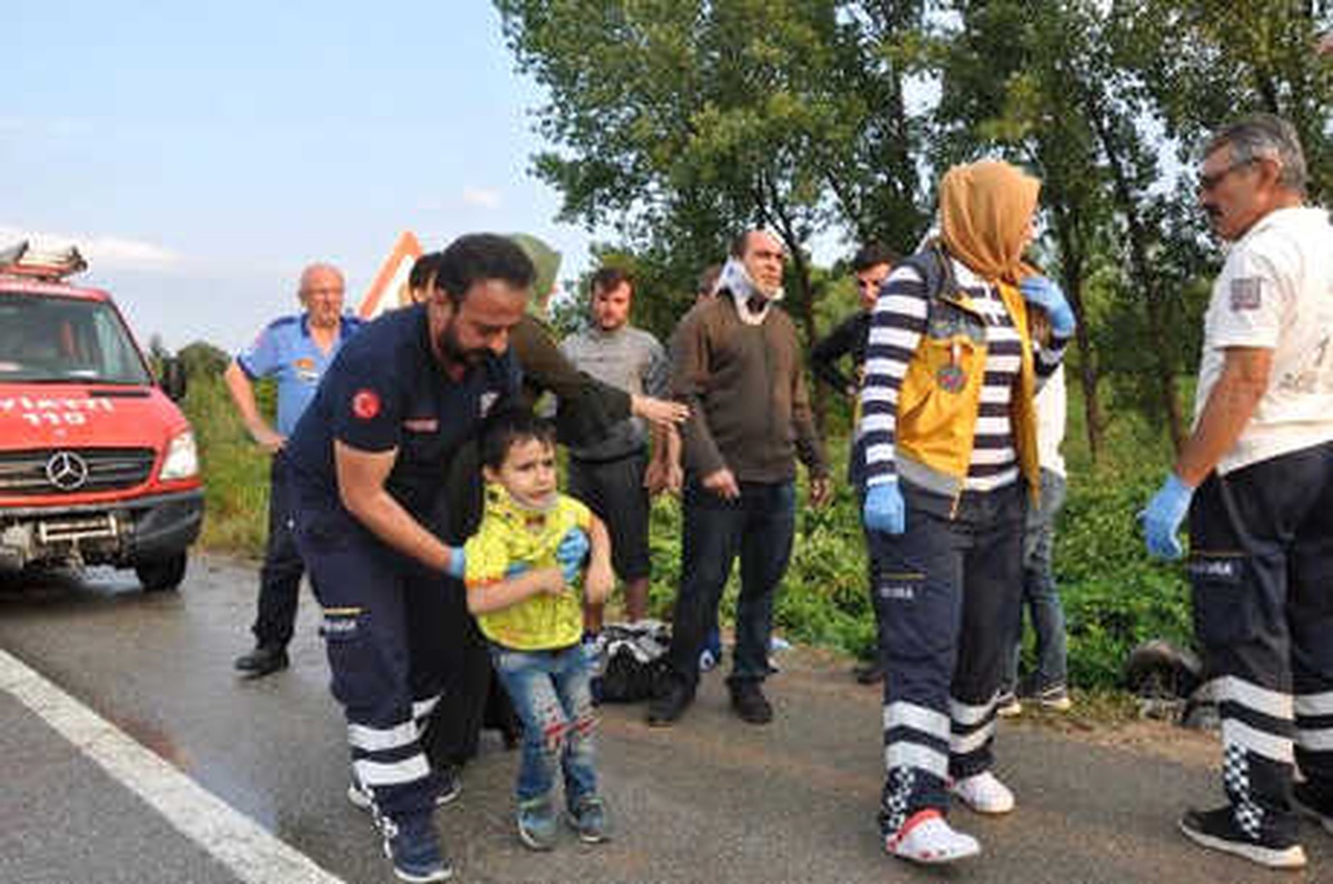 2 Otomobil, Aynı Yerde Kanala Uçtu: 1\'i Çocuk 4 Yaralı